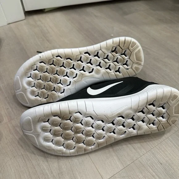 Nike Black Sneakers with Neon Green Insole - Picture 6 of 7